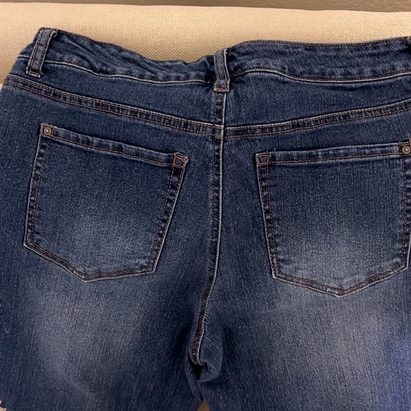 Daisy Fuentes Paulina Best Friend size 6 Women’s embroidered jeans. - Picture 8 of 8